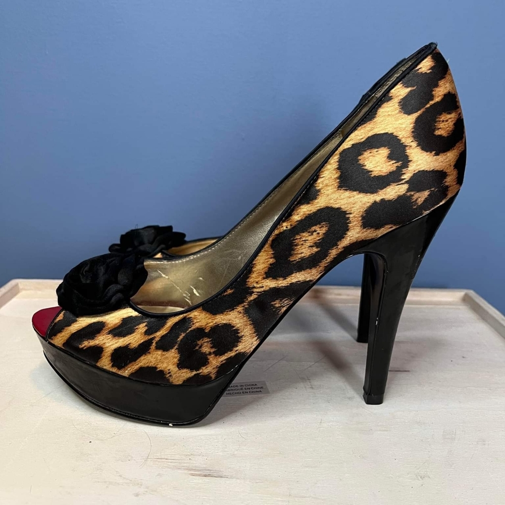 Leopard print Guess heels 9 5
